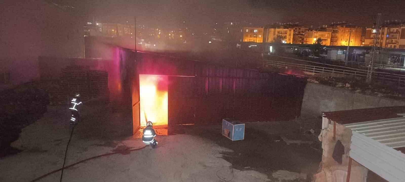 Hatay’da depo alevlere teslim oldu