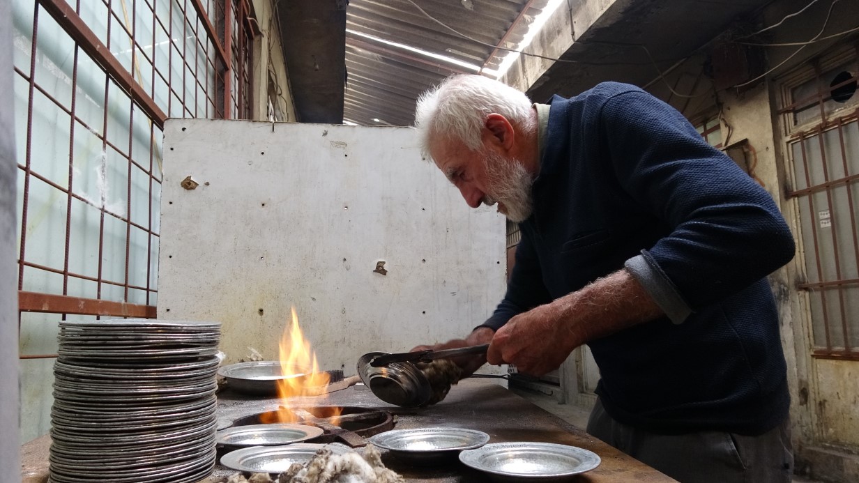 Gaziantep’te 80 yaşındaki kalay ustası mesleğini 70 yıldır sürdürüyor