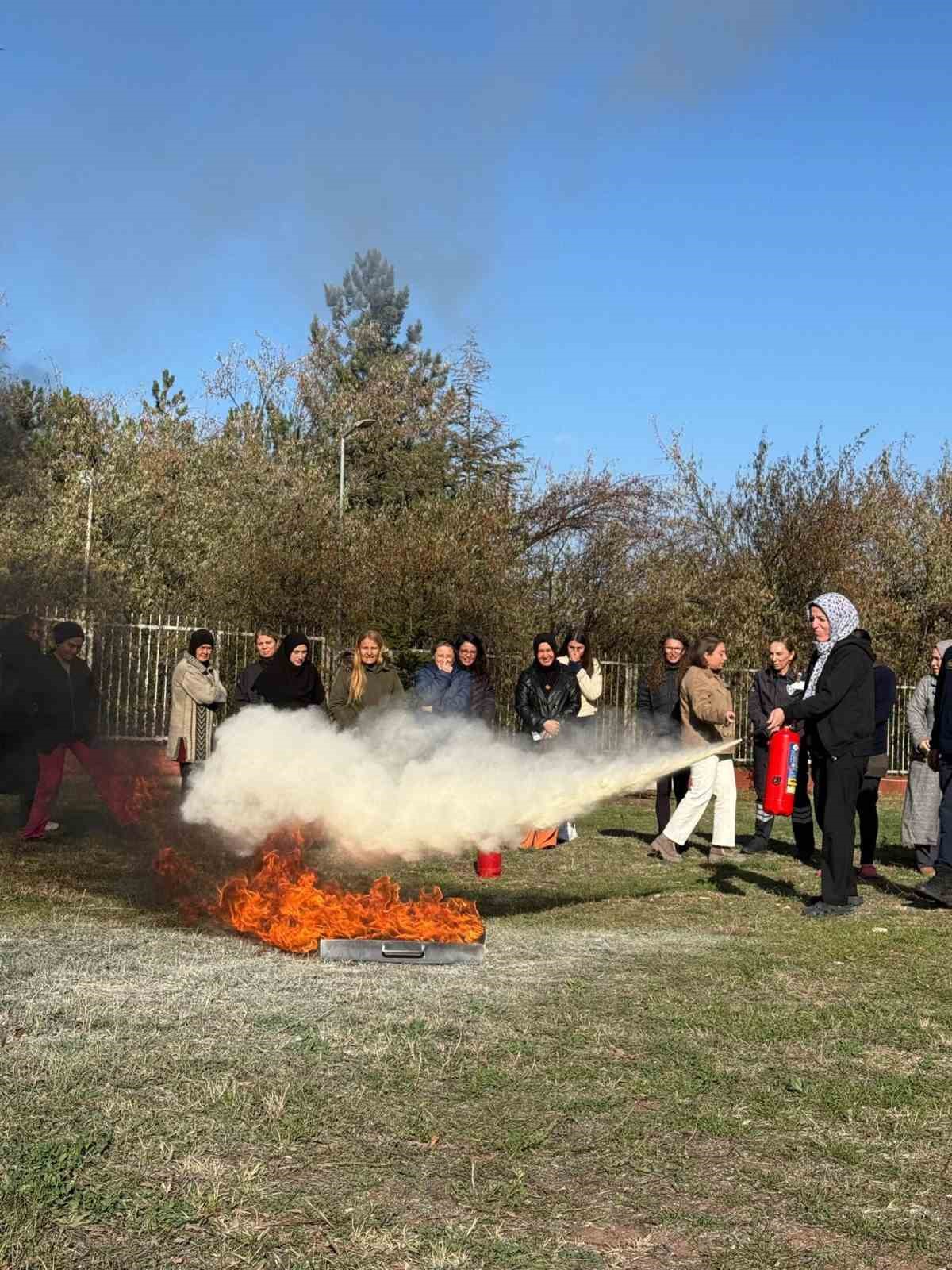 Öğrenci yurdu personeline uygulamalı yangın eğitimi