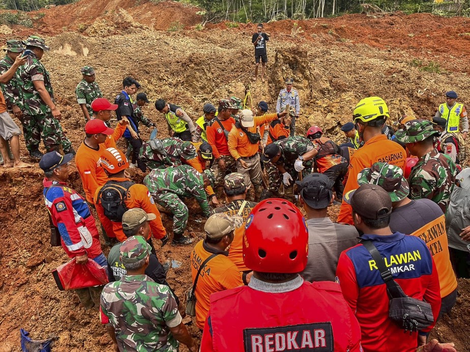 Endonezya'da heyelan faciası: 6 ölü, 17 kayıp