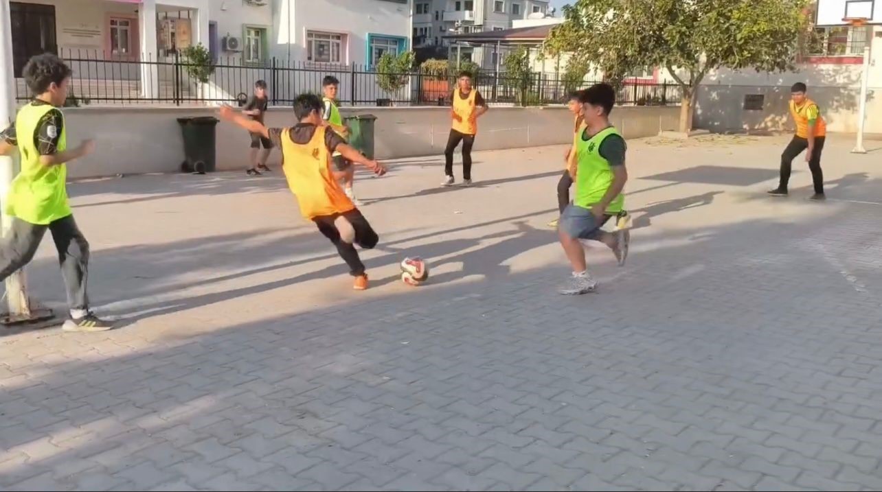 Sokak arasında taş kaleyle transfer duyurusu gülümsetti