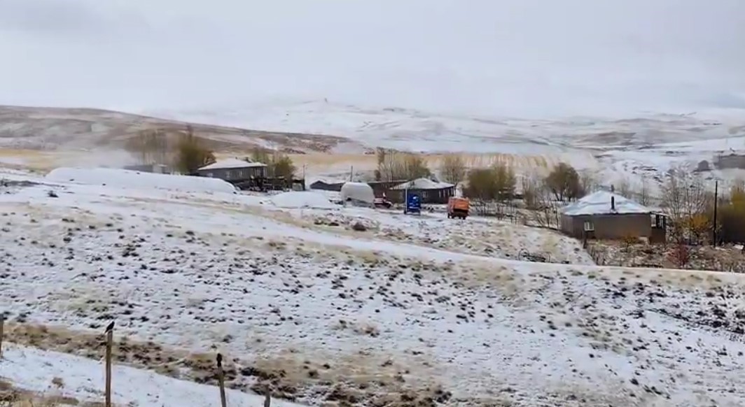 Bitlis’te köyler beyaza büründü