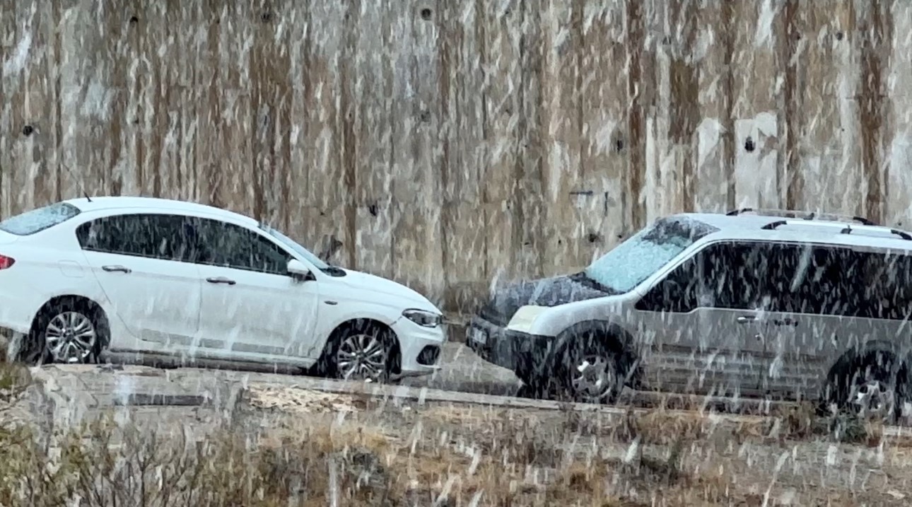 Yüksekova’da yoğun kar yağışı: Sınırda bulunan Çobanpınar köyünün yolu karla kaplandı