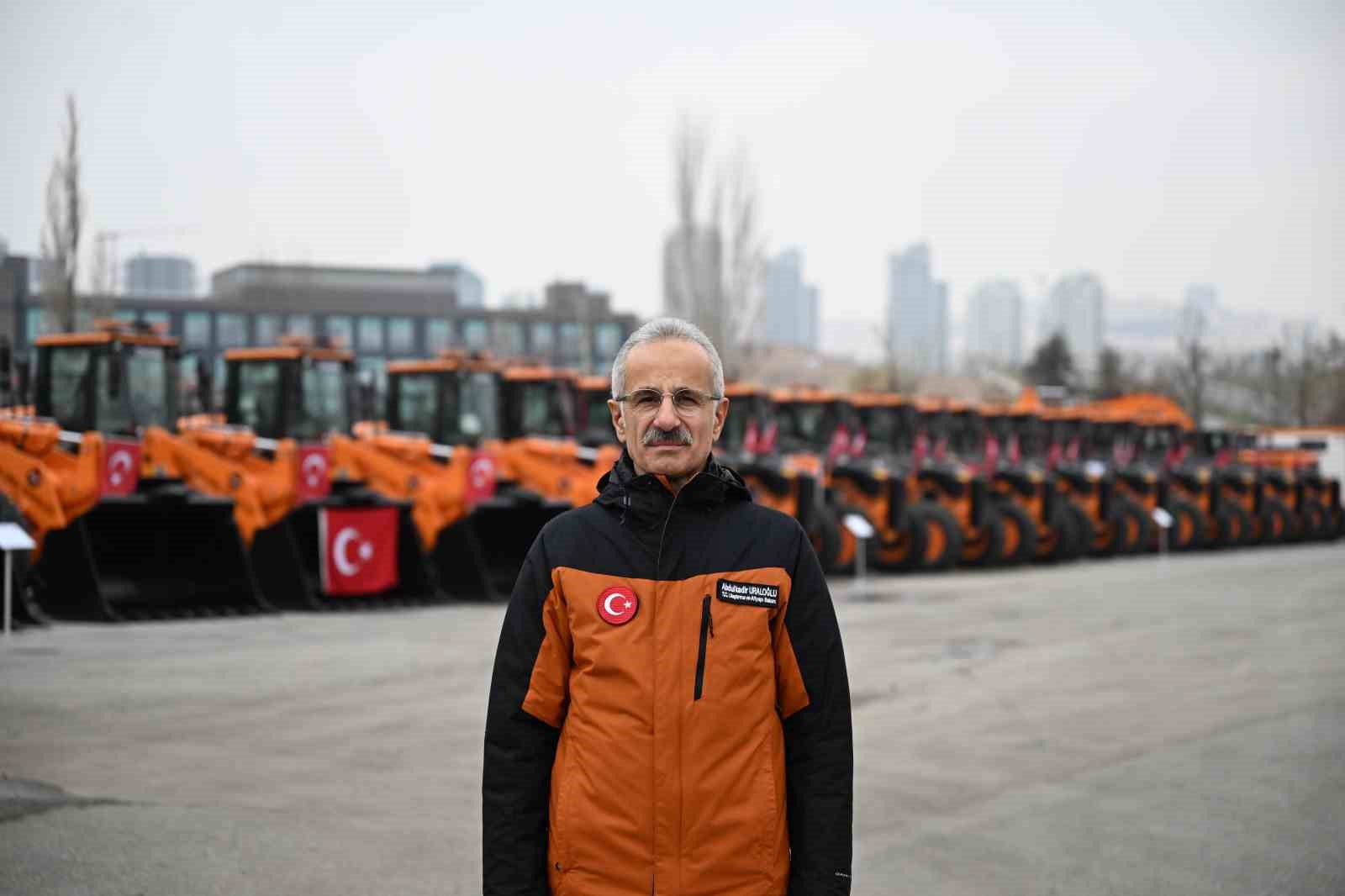 Bakan Uraloğlu: Karla mücadele için 18 bin 407 personel ve 14 bin 263 araç görev başında