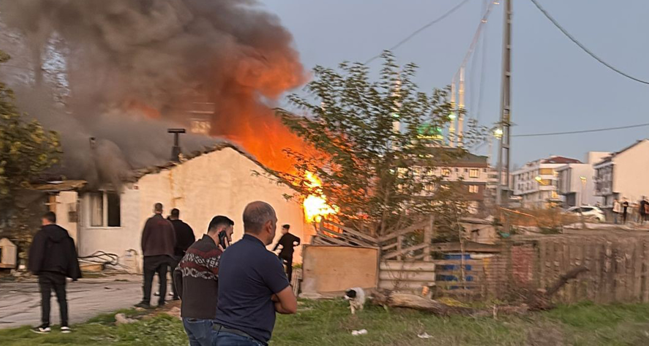 Arnavutköy’de gecekondu alev alev yandı