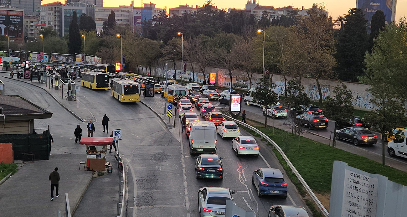 Okulların açılmasıyla İstanbul’da trafik yoğunluğu yaşandı