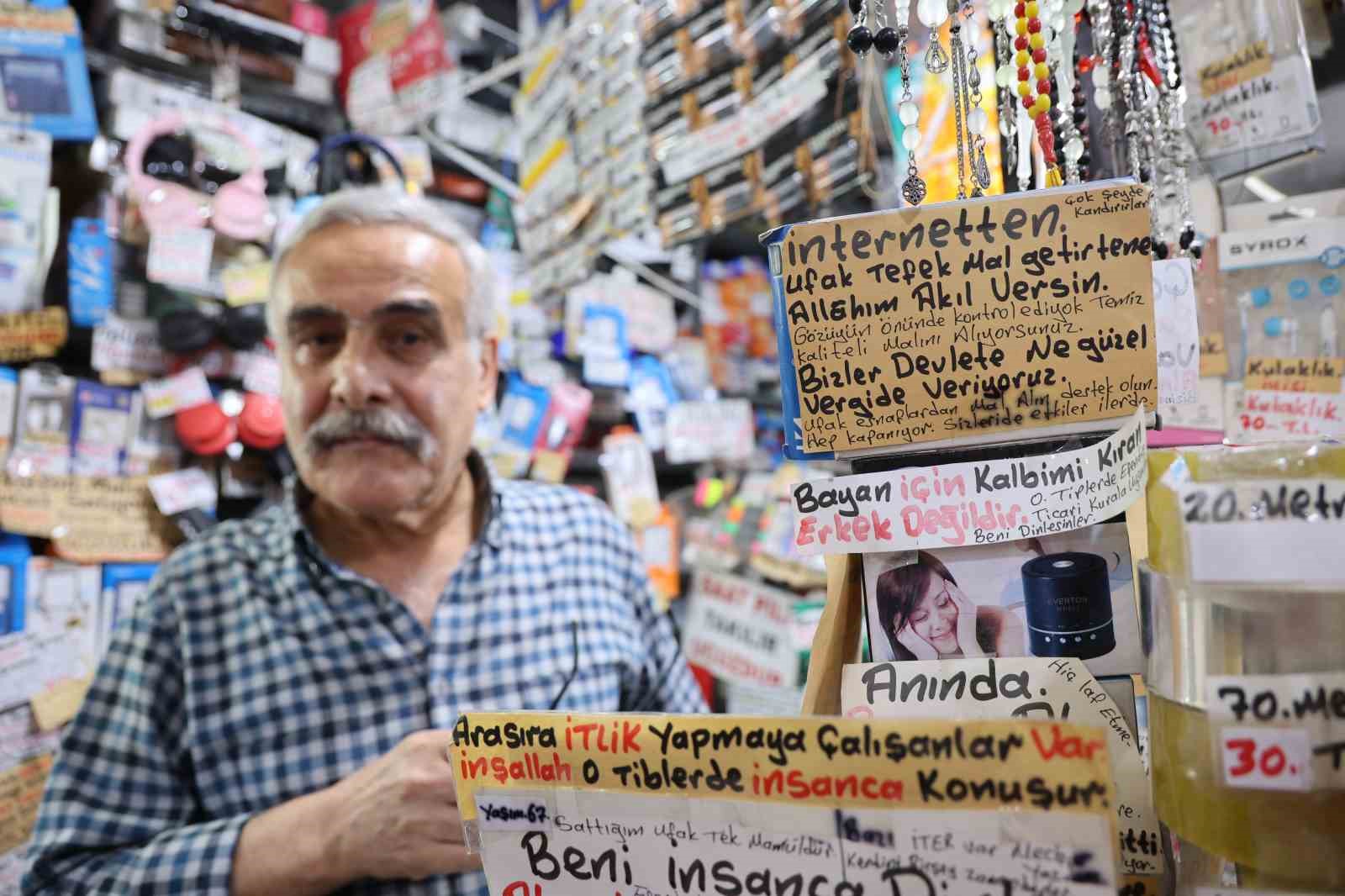 Adana’da 44 yıllık esnafın hayat dersi yazıları dikkat çekiyor