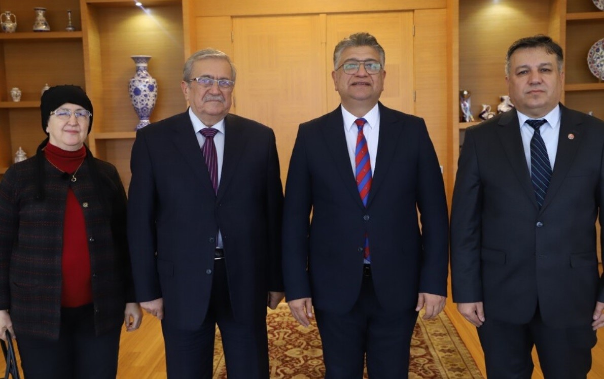 Emekli Müdür Ahmet Urfalı eserlerini Rektör Kızıltoprak’a takdim etti