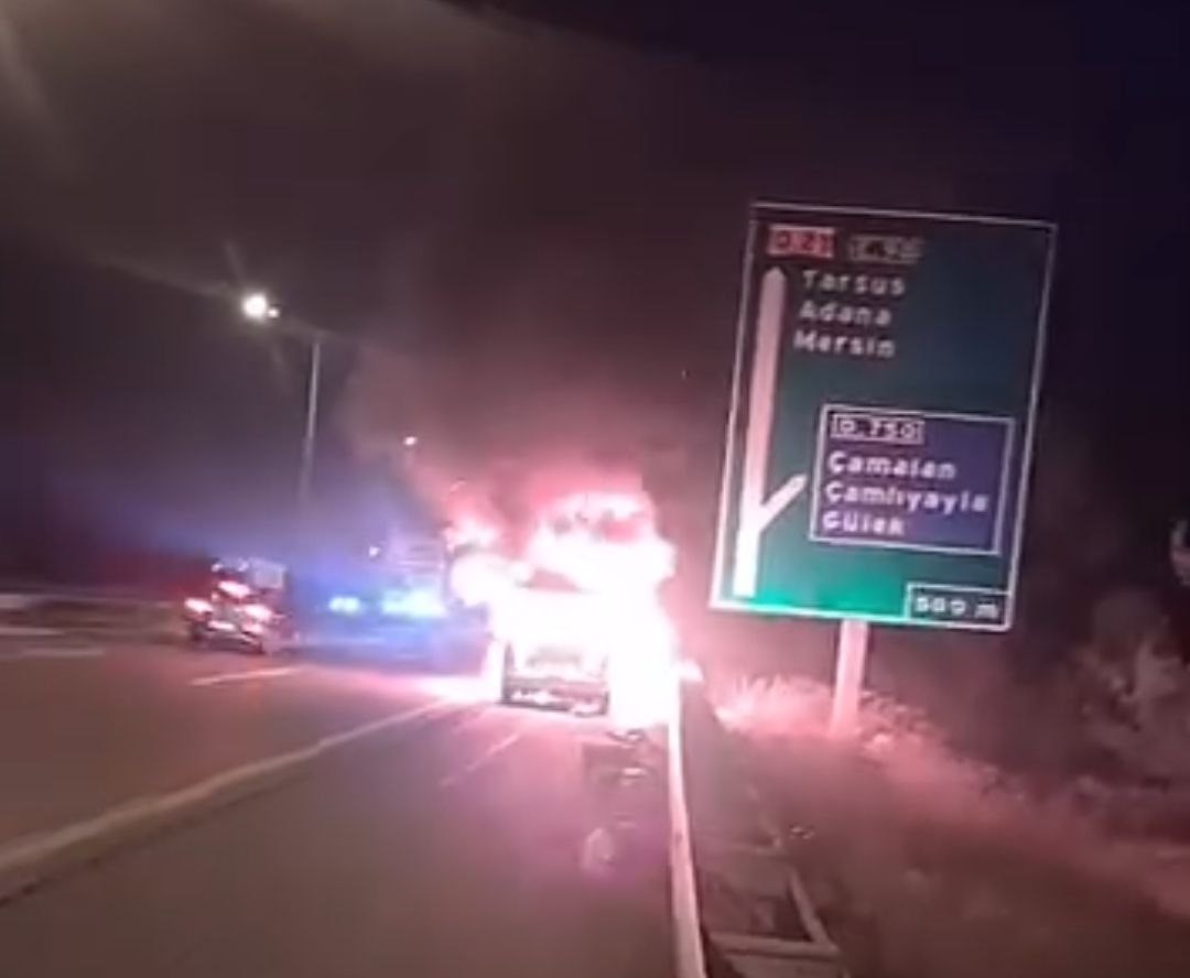 Otoyolda yanan otomobil kullanılamaz hale geldi