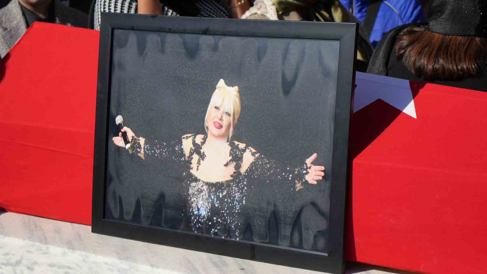 Ünlü sanatçı Muazzez Abacı son yolculuğuna uğurlandı