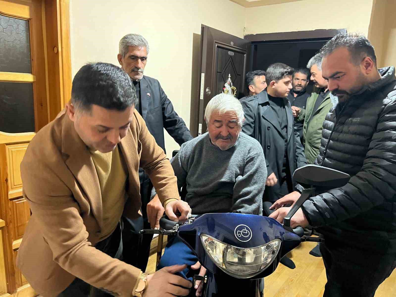 Kars MHP’den engelli vatandaşa akülü araç desteği