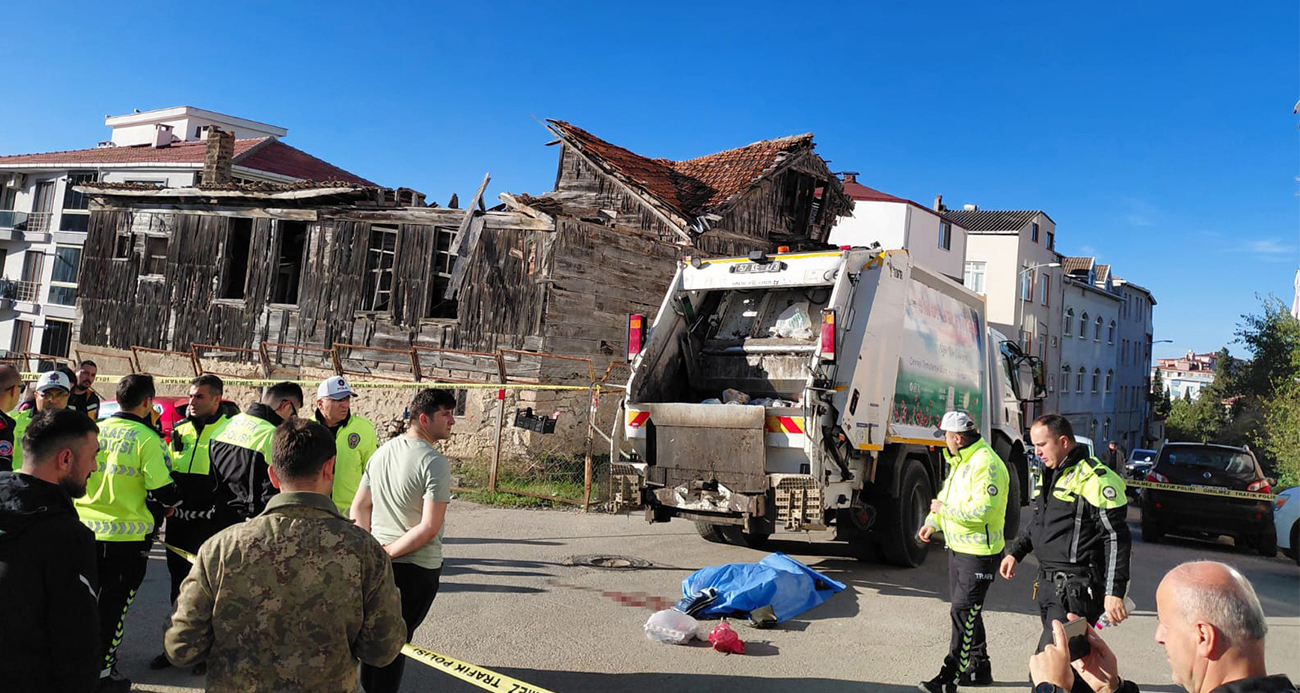 Belediyeye ait çöp kamyonu önünden geçen yaşlı kadını ezdi