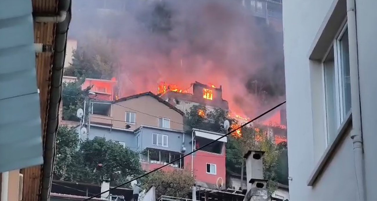 Bursa’da 2 katlı bina alevlere teslim oldu, o anlar havadan dronla görüntülendi