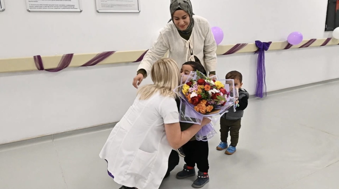 Prematüre doğan Oğuzhan’dan hayatını kurtaran doktora ziyaret