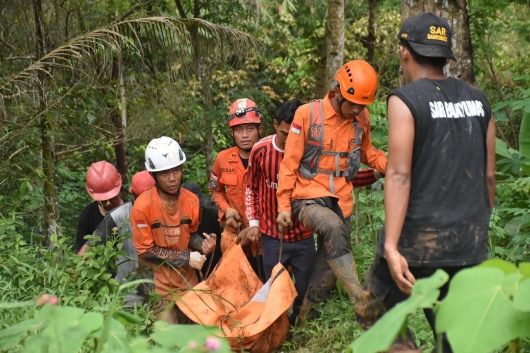 Endonezya'daki toprak kaymasında can kaybı 16'ya yükseldi