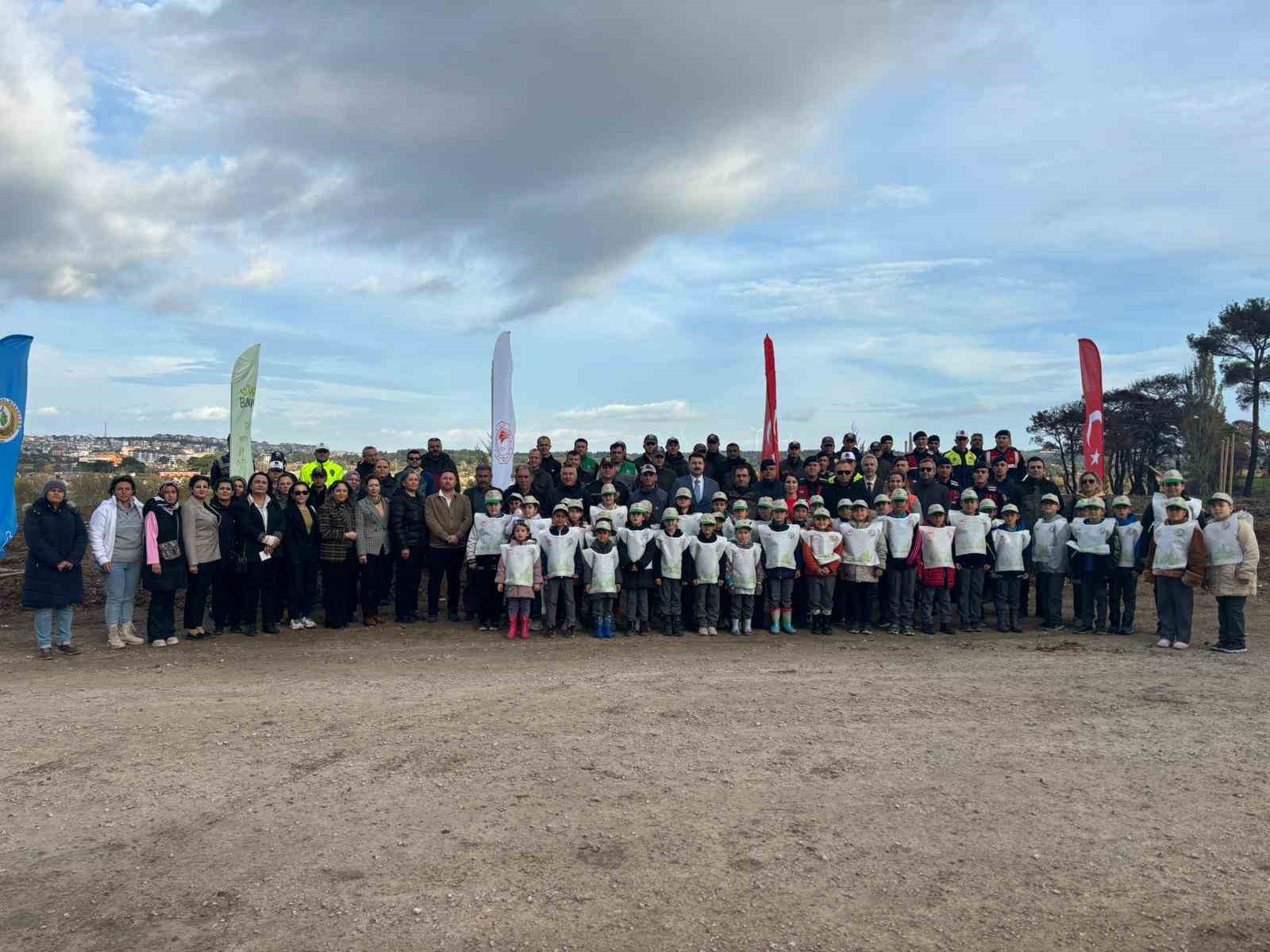 Ayvacık’ta 1500 Fıstık Çamı Fidanı Toprakla Buluşturuldu