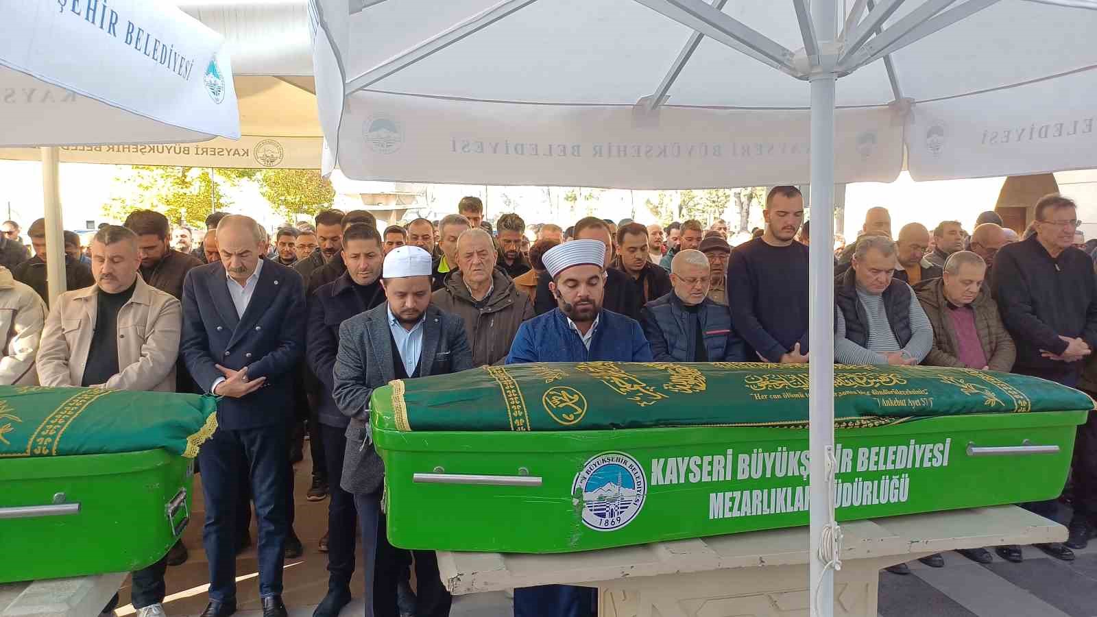 Oğlu tarafından öldürülen adam toprağa verildi