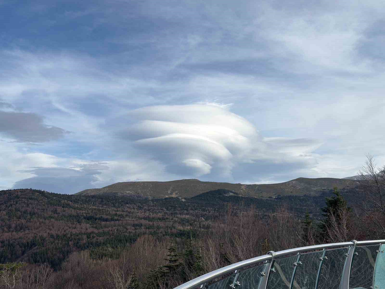 Uludağ semalarında mercek şeklinde bulut oluştu
