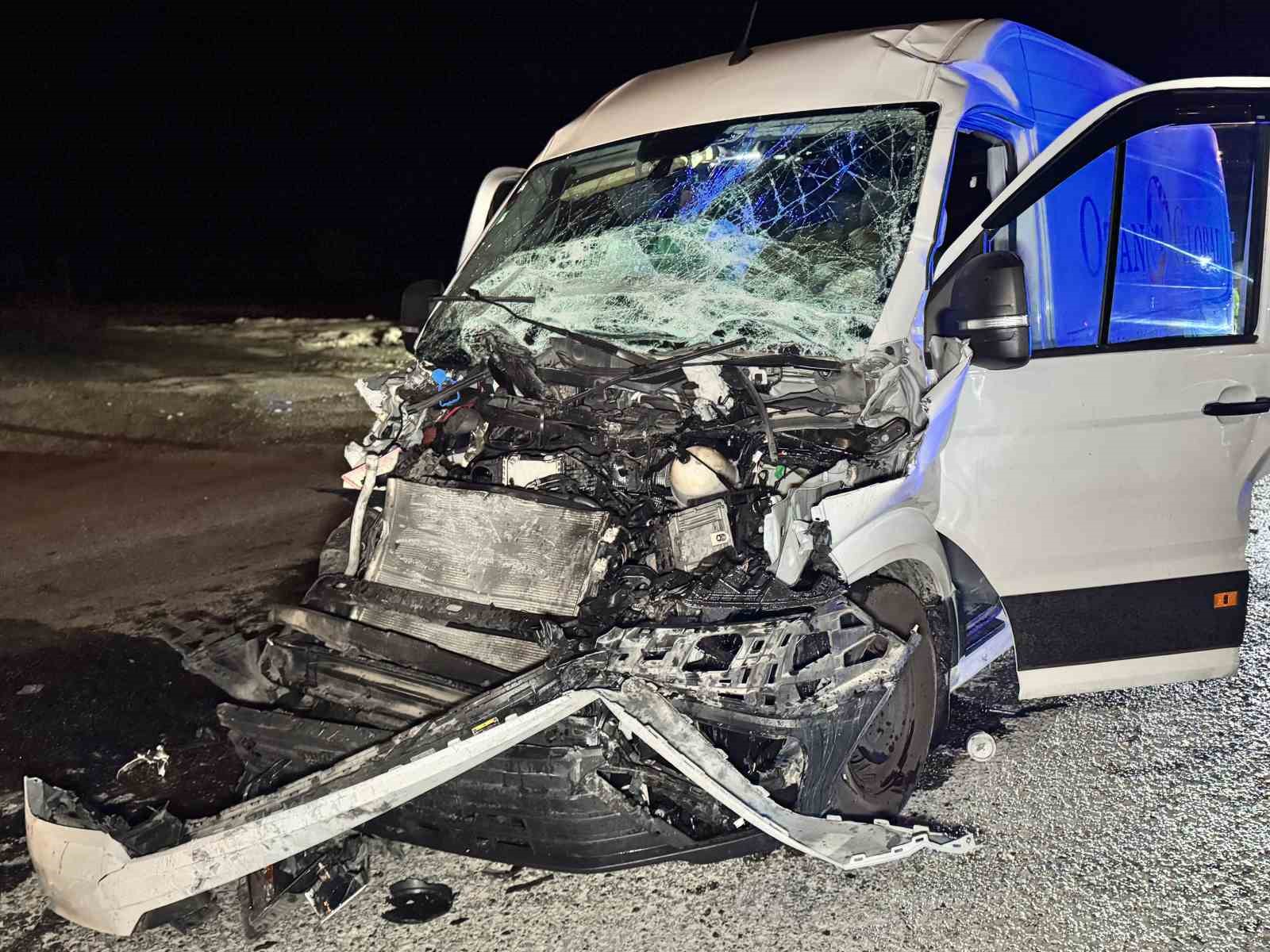Edirne’de tıra çarpan panelvan hurdaya döndü