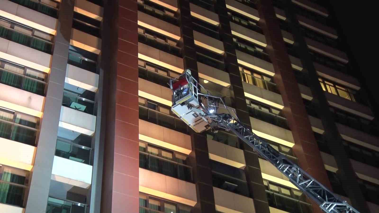 Sultangazi’de otelde yangın paniği: 4 kişi hastaneye kaldırıldı