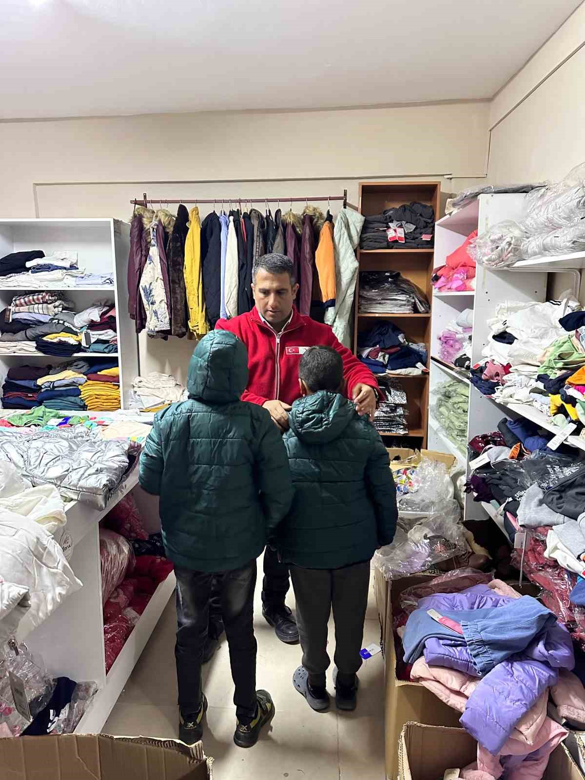 Muradiye’de Kızılay’dan kışlık giyim desteği