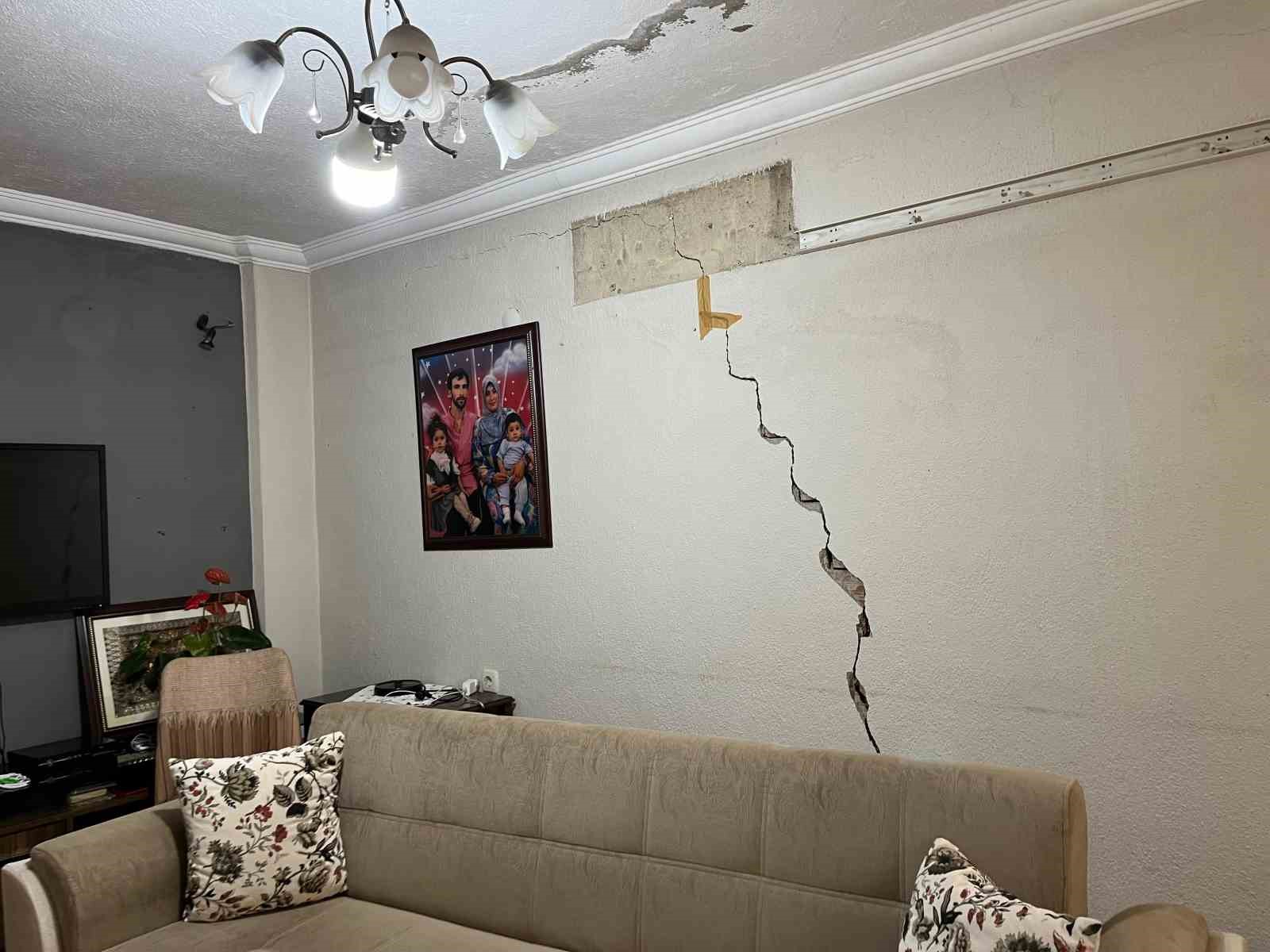 İzmir’de bir mahalle tünel kazısı yüzünden diken üstünde