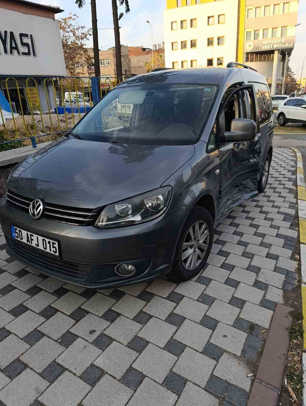 Kazada savrulan araç kaldırımdaki yayaya çarptı: 1 ağır yaralı