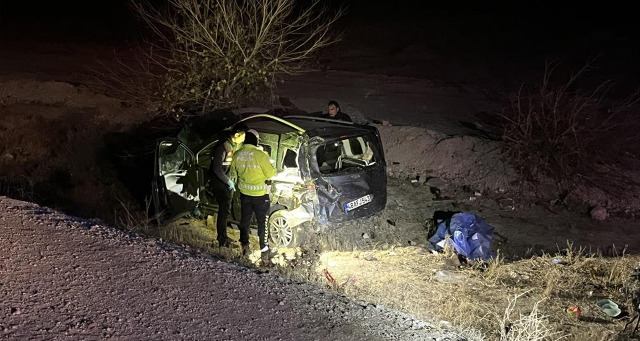 Hafif ticari araç şarampole devrildi: 1 ölü, 3 yaralı