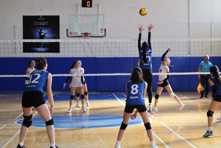 Bilecik’te öğrenciler hem sporda hem okulda başarı için mücadele ediyor