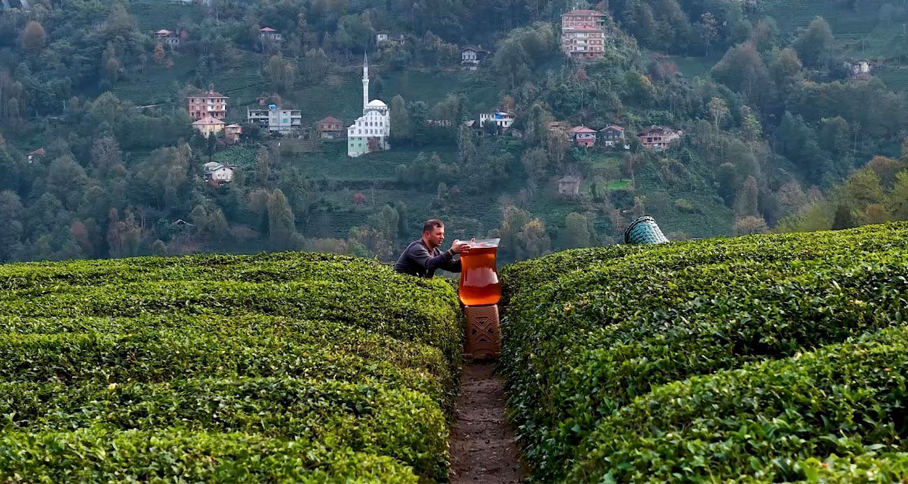 Rize’de dev çay bardağıyla yapılan çekim olay oldu: İzleyenler yapay zeka sandı