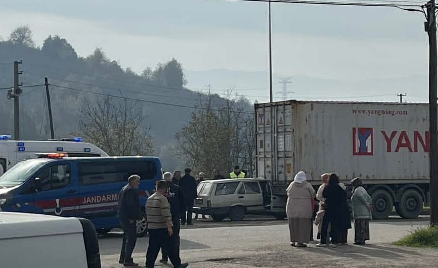 Otomobil tıra ok gibi saplandı: 2 yaralı