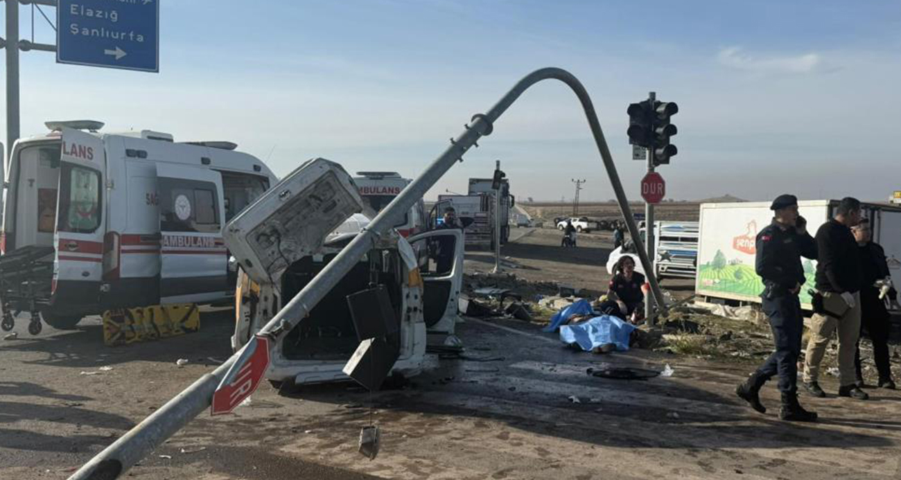 Diyarbakır’da feci kaza: Tır, iki aracı biçti: 2 ölü, 3 yaralı