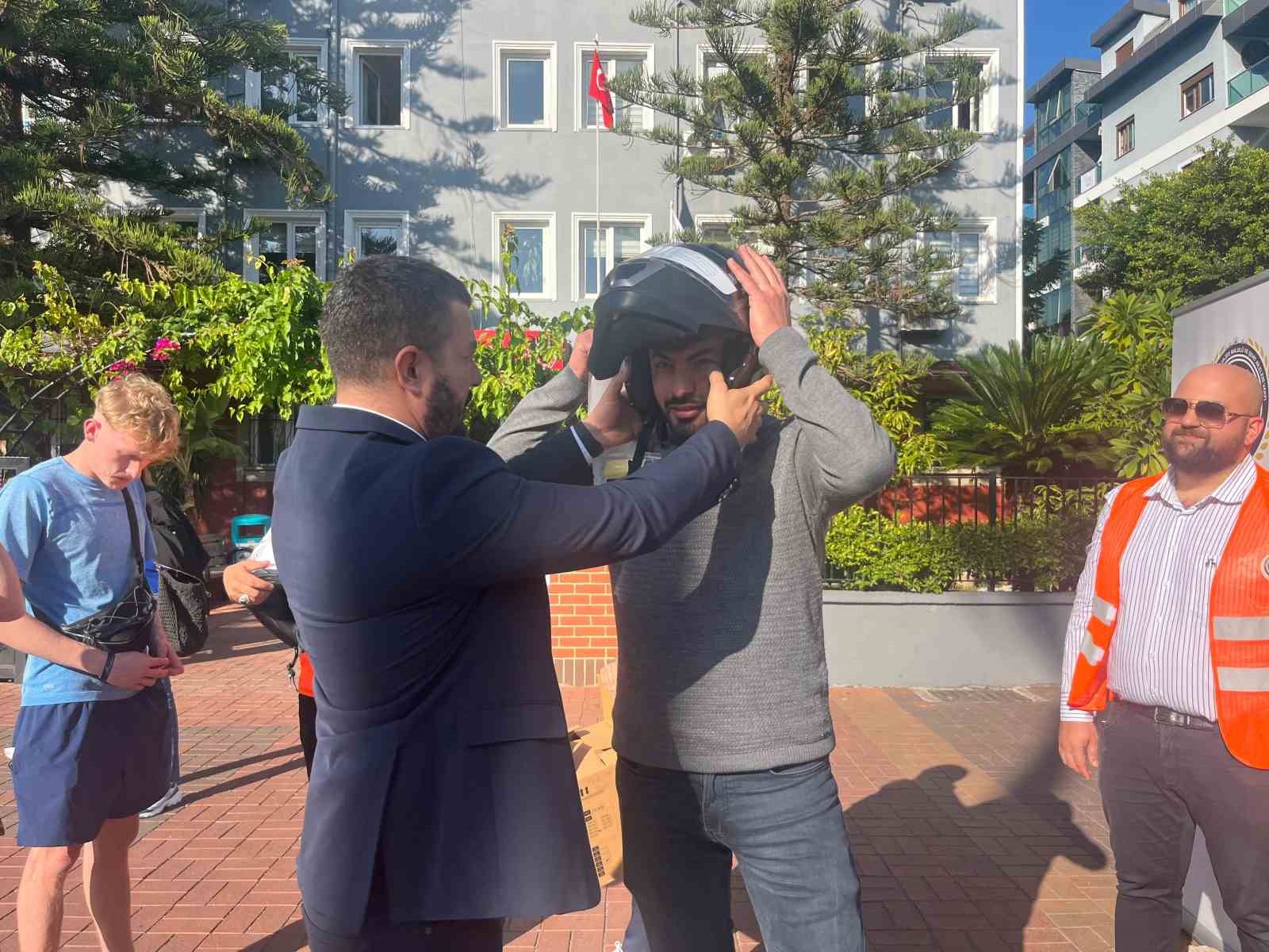 Alanya’da motosiklet sürücülerine ücretsiz kask dağıtıldı