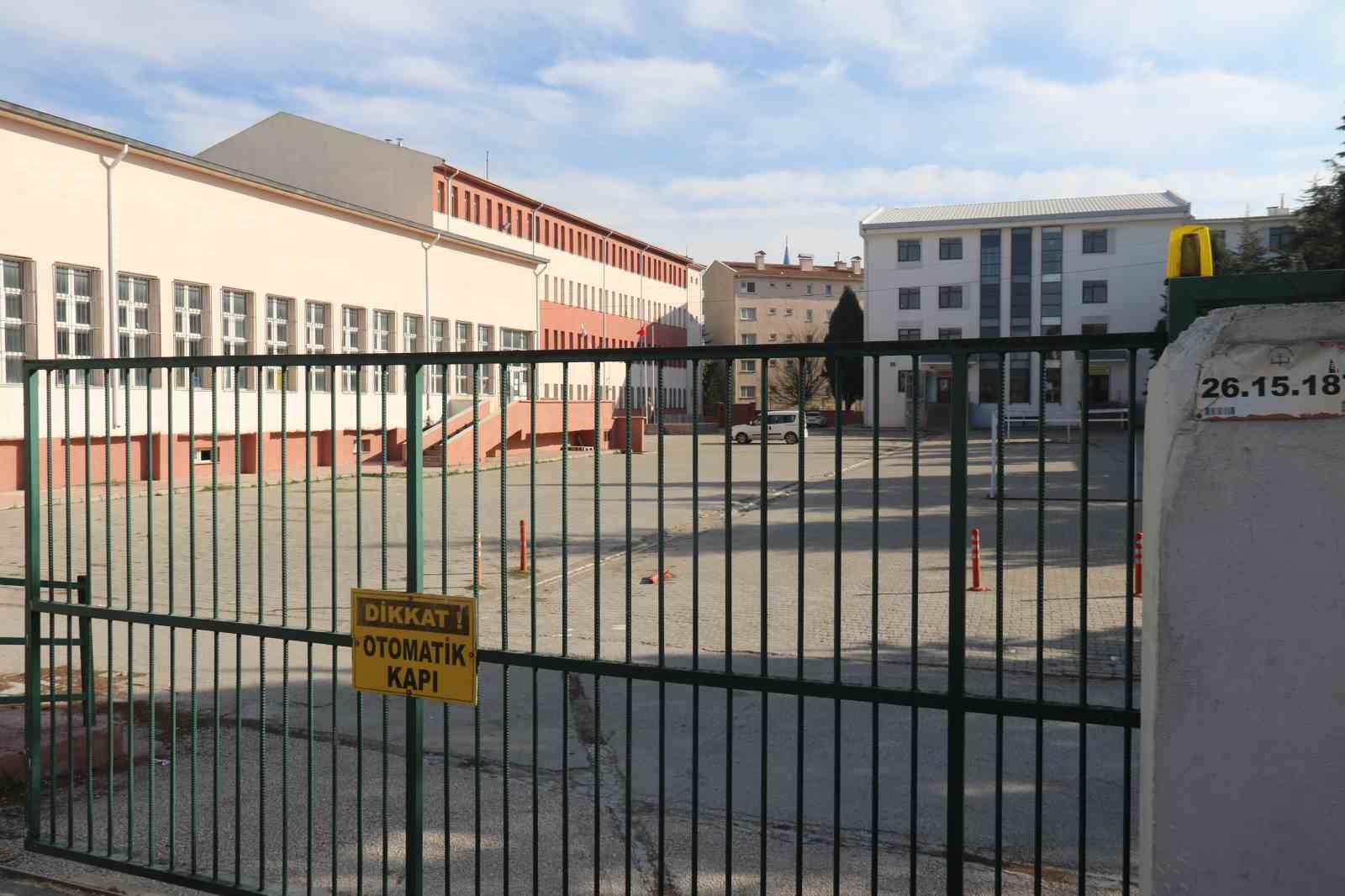 Yediği gıdadan zehirlenen lise öğrencisi hastaneye kaldırıldı