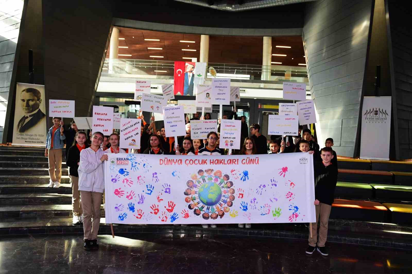 Osmangazi’de çocuklar haklarını öğrendi, pankartlarına yansıttı
