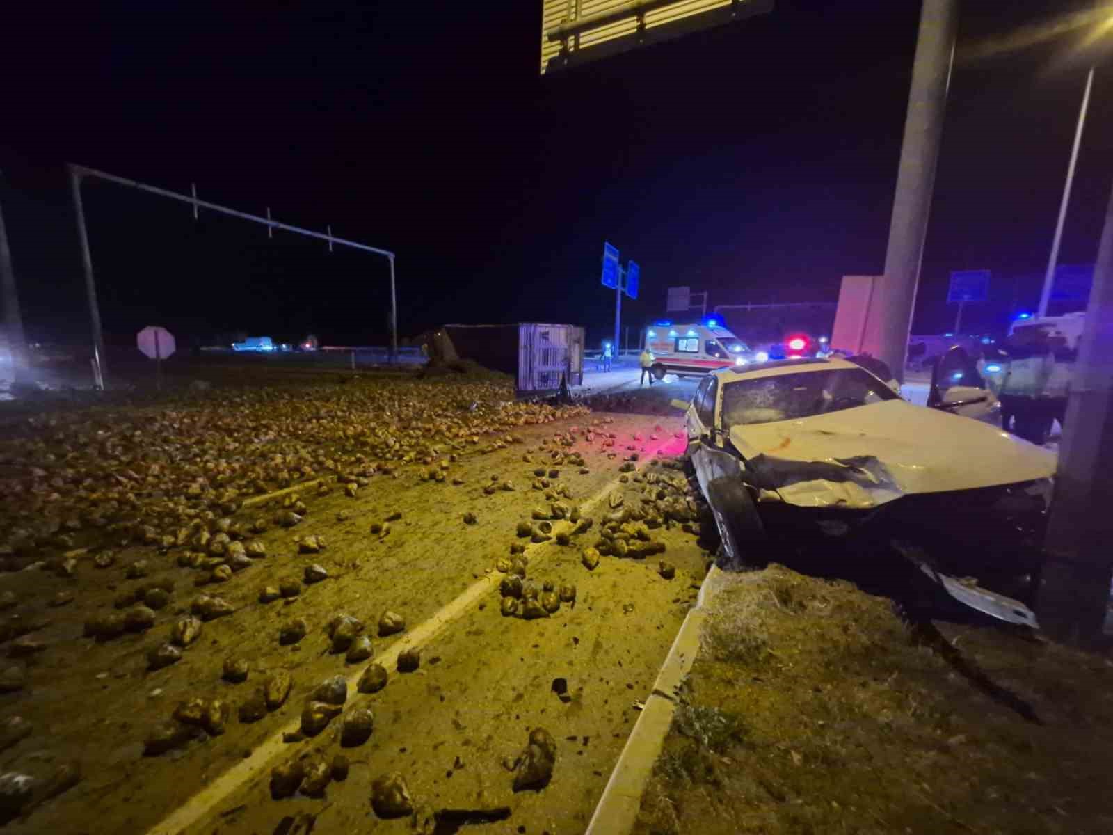 Çorum’da şeker pancarı yüklü tır ile otomobil çarpıştı: 3 yaralı