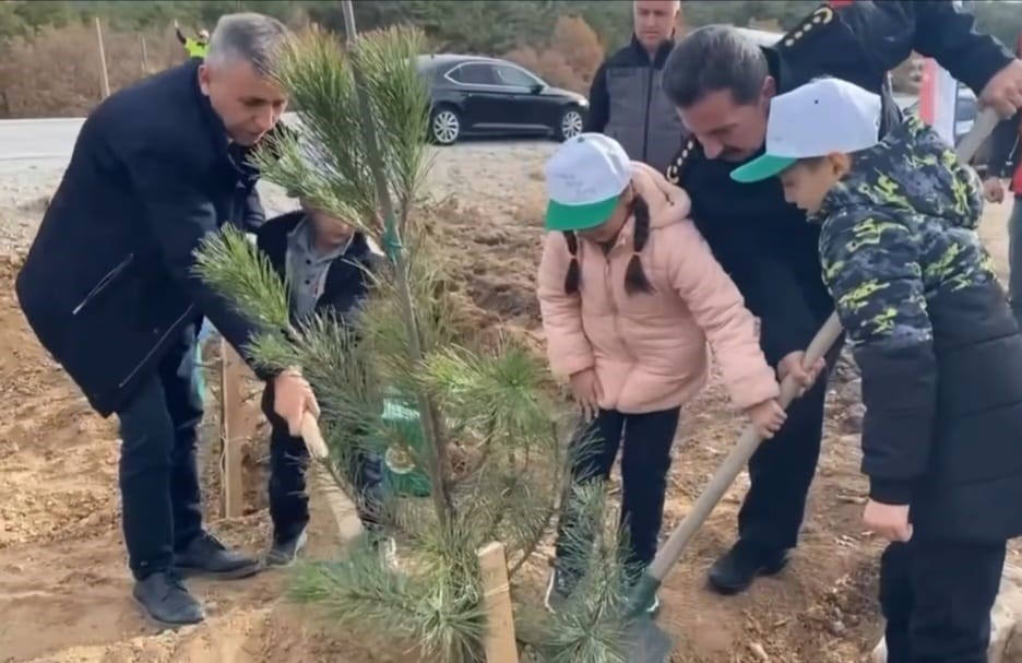 Kütahya’da şehitler anısına 400 fidan toprakla buluştu