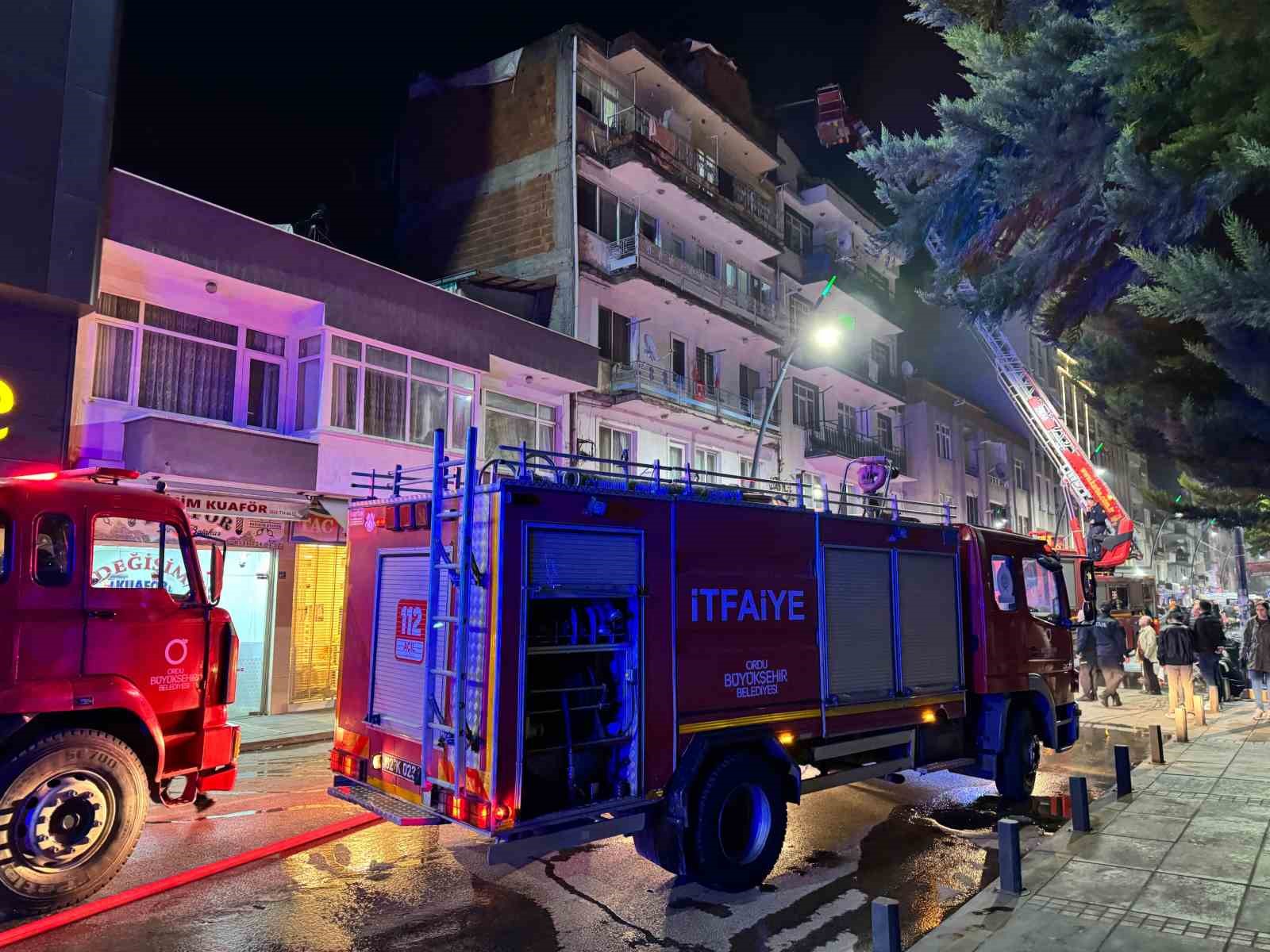 Ordu’da çatı katı yangını: 5 kişi asansörlü araçla tahliye edildi