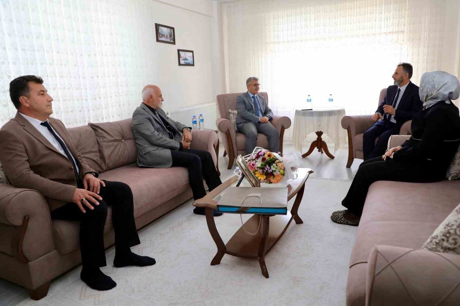 Niğde’de Vali Çelik’ten emekli öğretmene anlamlı ziyaret