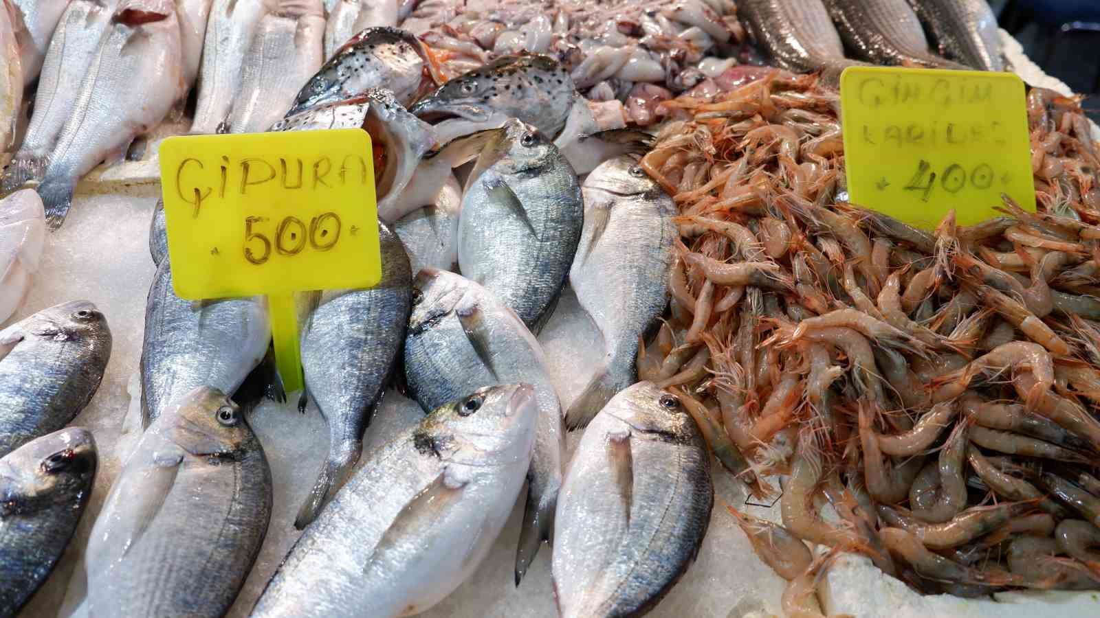 Foça Balık Hali’nde kış sezonu: