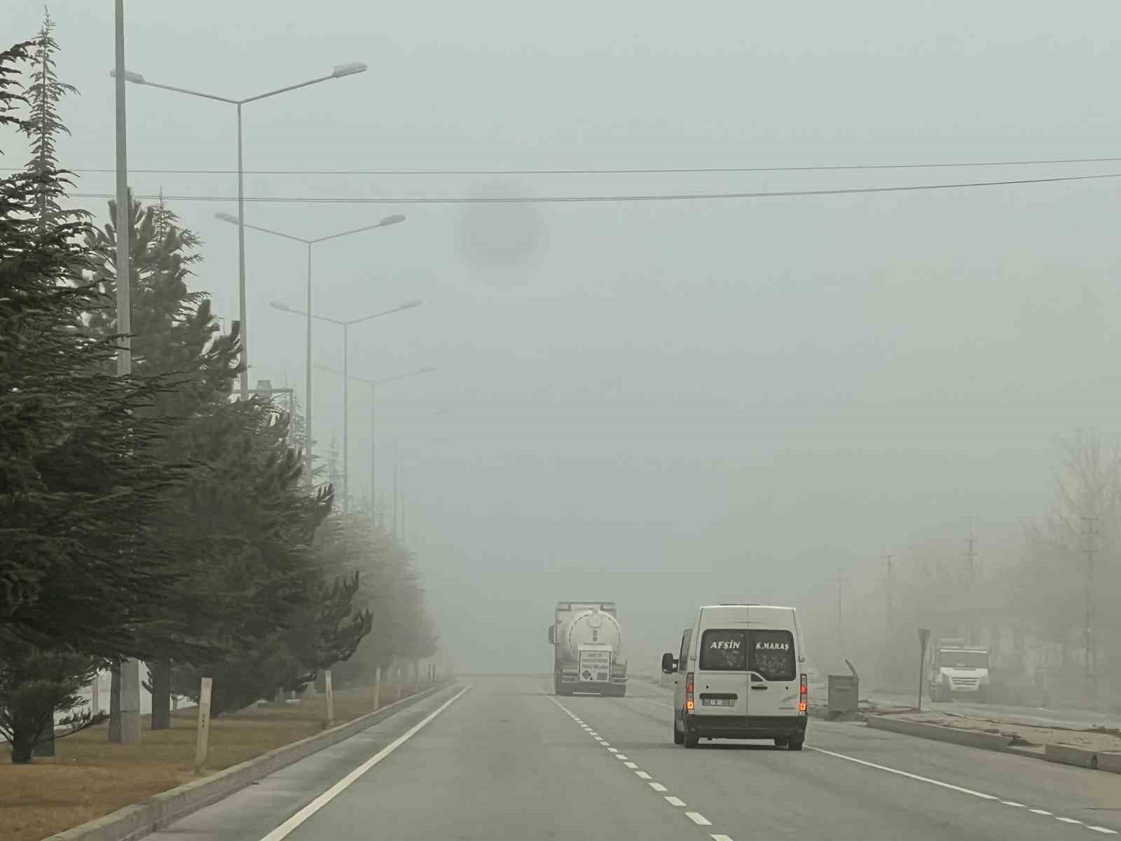 Göksun’da sis etkili oldu