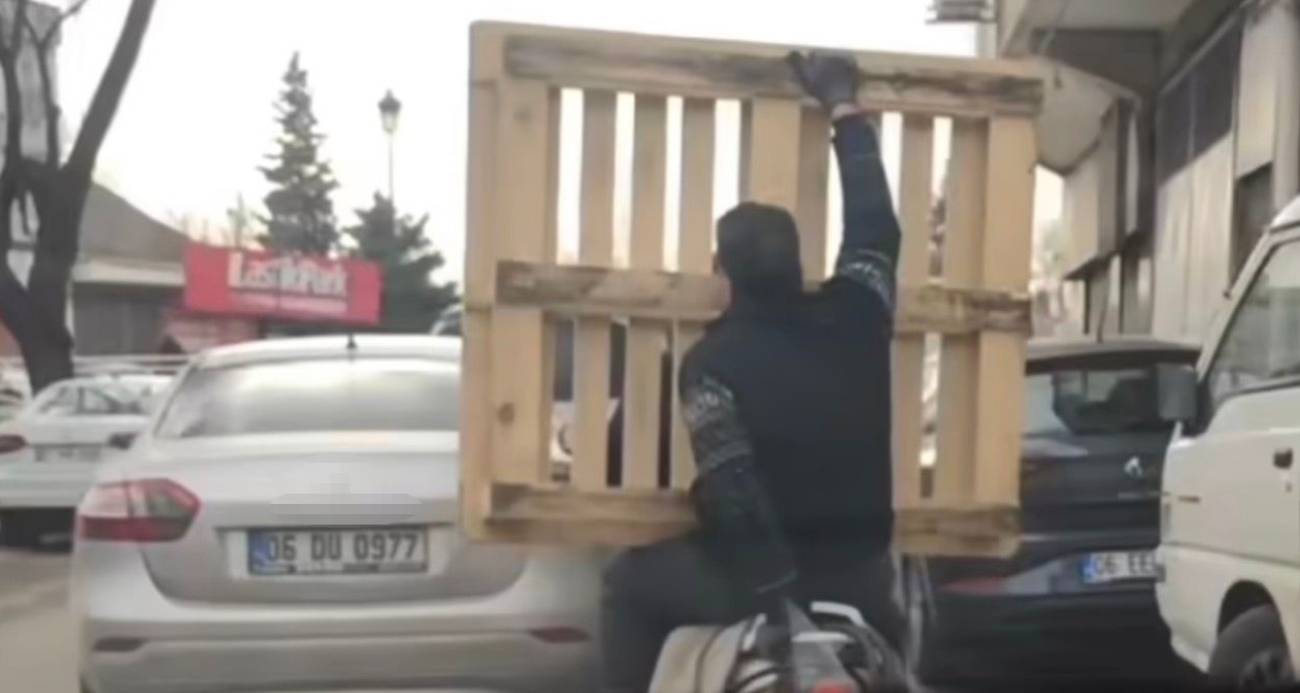 Gaziantep’te tehlikeli yolculuk: Motosiklet üzerinde palet taşıdı