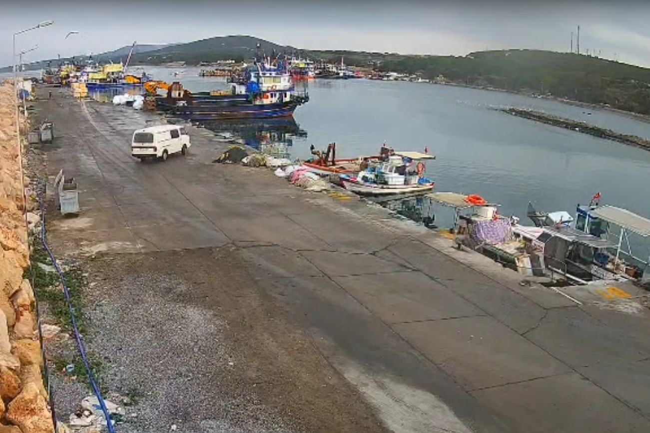 Direksiyon hakimiyeti kaybolan araç denize uçtu