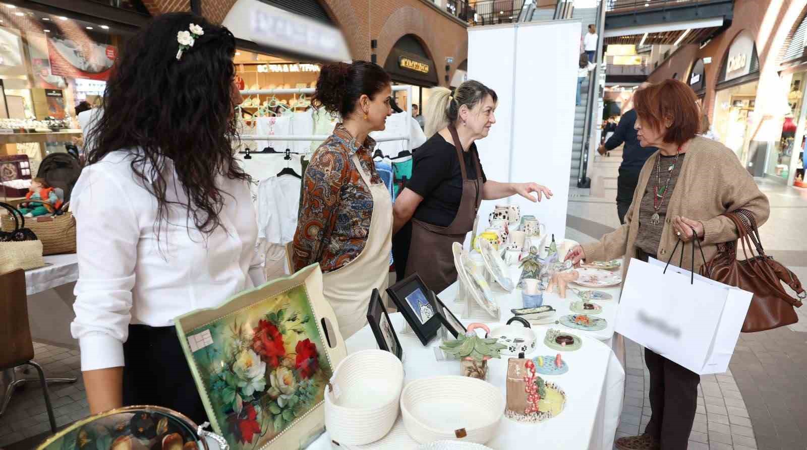 Kadın kursiyerler el emeği ürünlerini öğretmenler için sergiledi