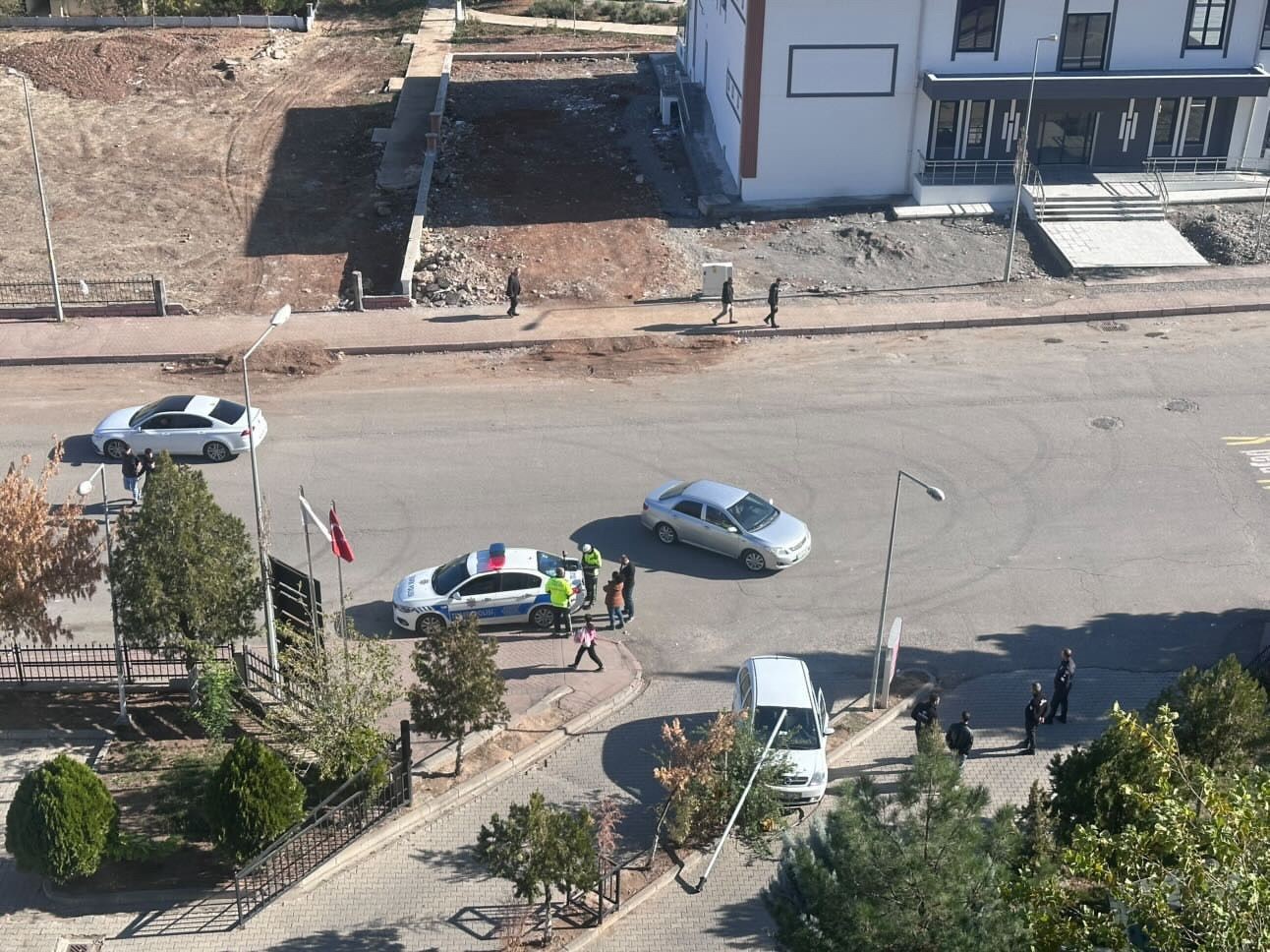 Hastane bahçesine girmek isteyen sürücü refüje çıktı