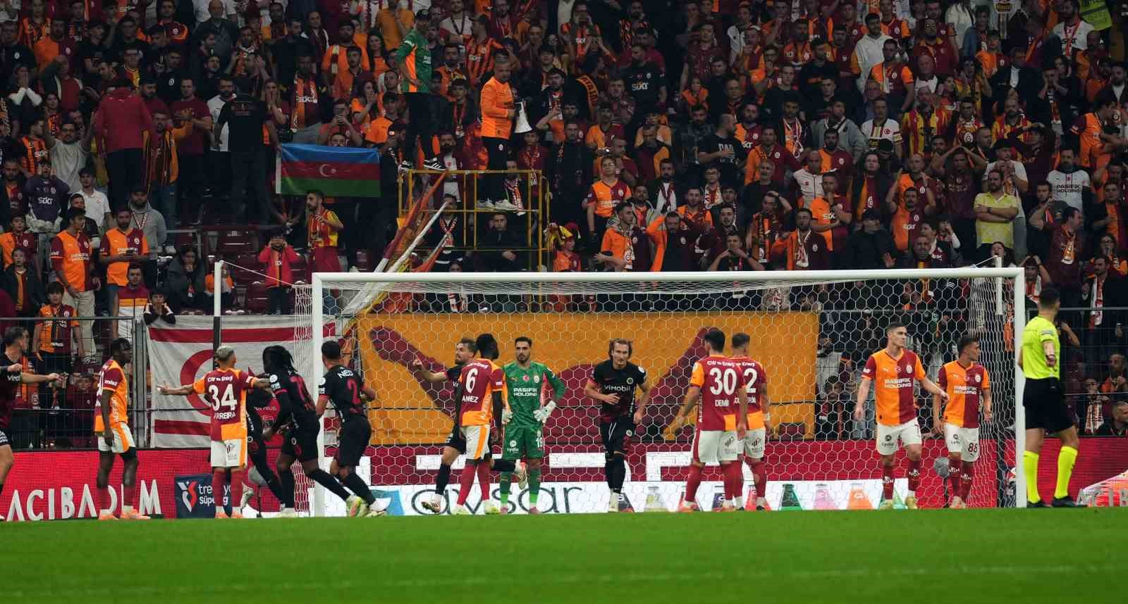 Trendyol Süper Lig: Galatasaray: 0 - Gençlerbirliği: 1 (İlk yarı)