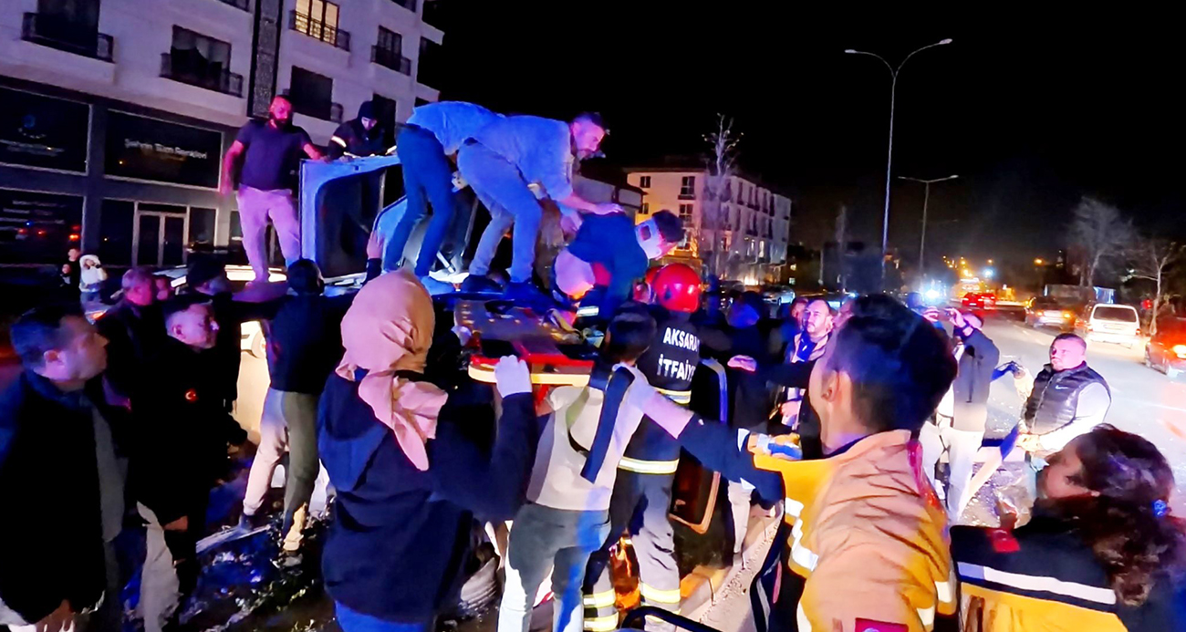 Kontrolden çıkan otomobil, direği ve ağacı devirdi: 2 kişi yaralandı, kurtarma anları kamerada