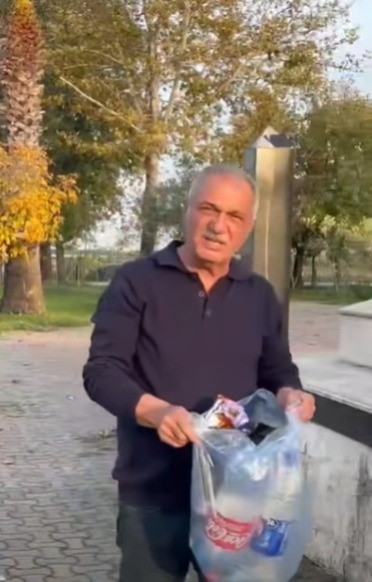 Şehitliğe saygısızlık yapanlara tepki gösterdi, çöpleri tek tek topladı