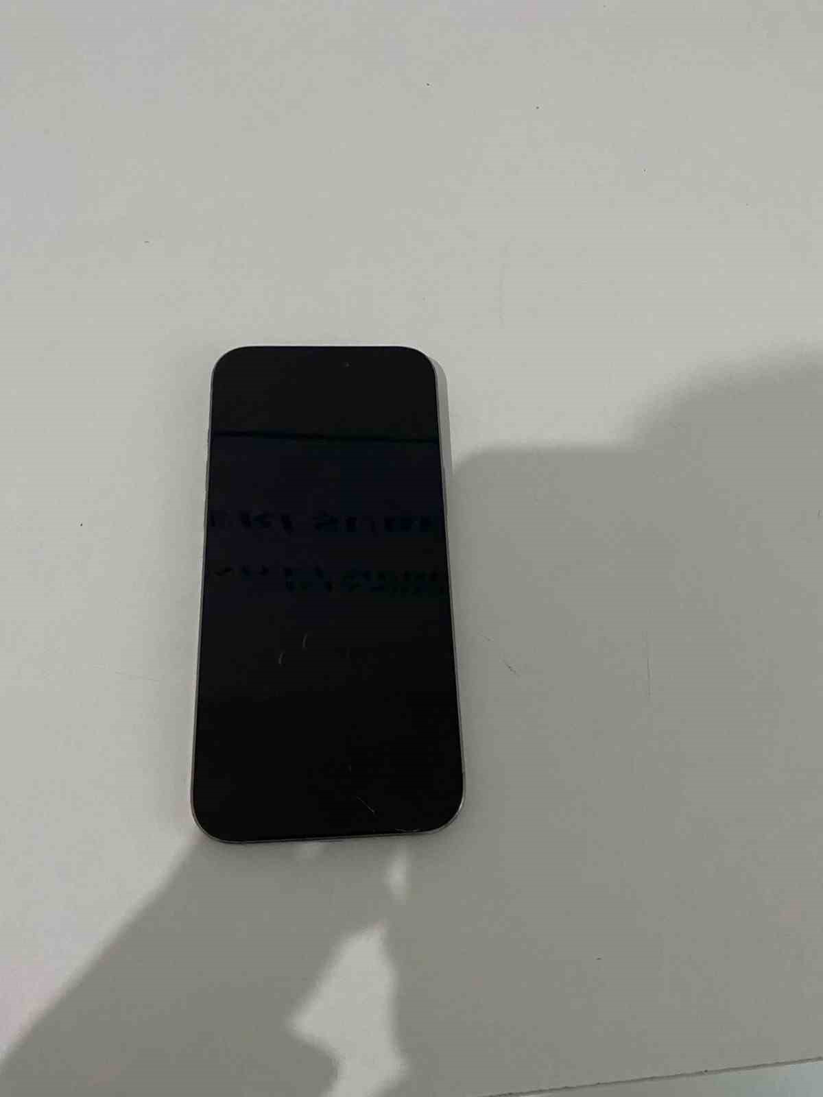 Kaldırımda uyuyan adamın telefonunu çaldı: O anlar kamerada