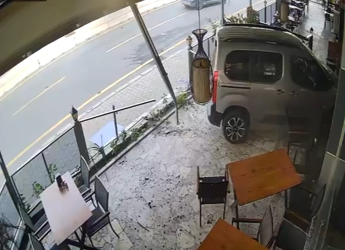 Önündeki araca çarpıp iş yerine daldı, kaçmaya çalıştı yakalandı